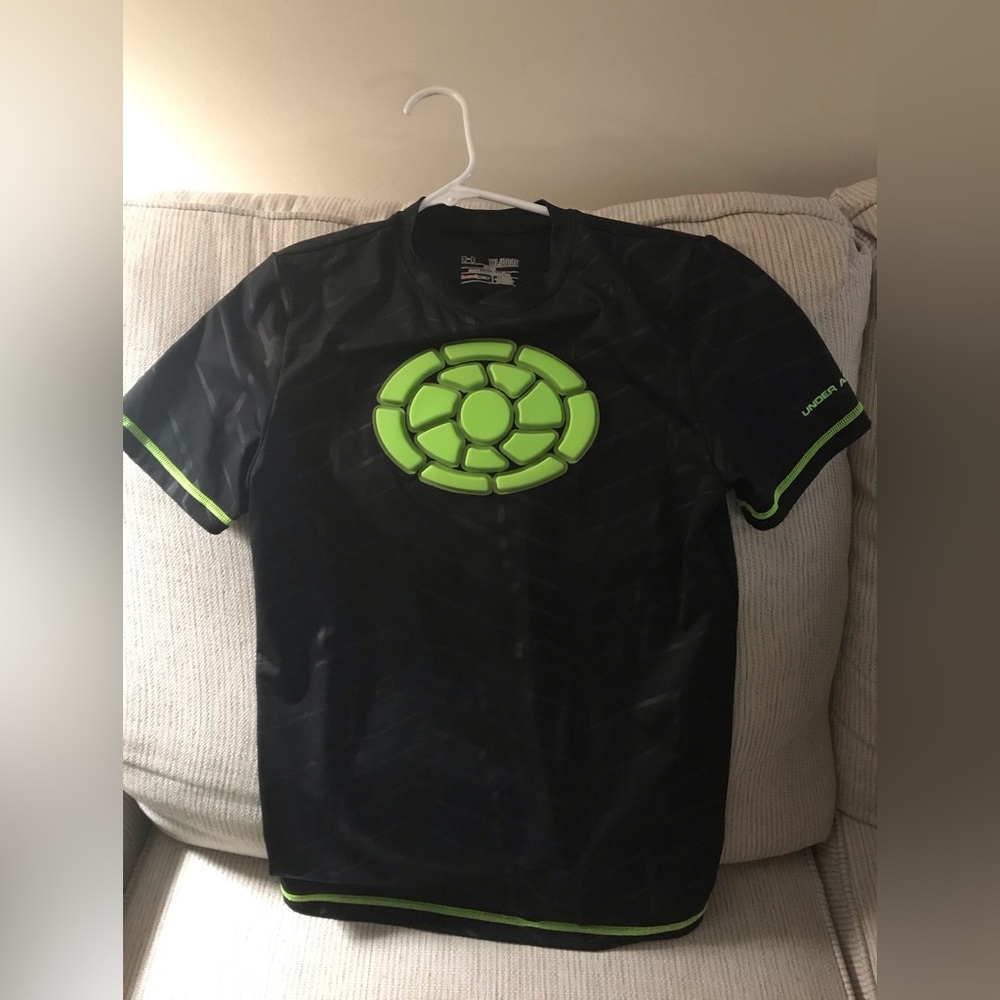YXL Underarmour chest protector baseball shirt. Black w/green Excellent,like new
